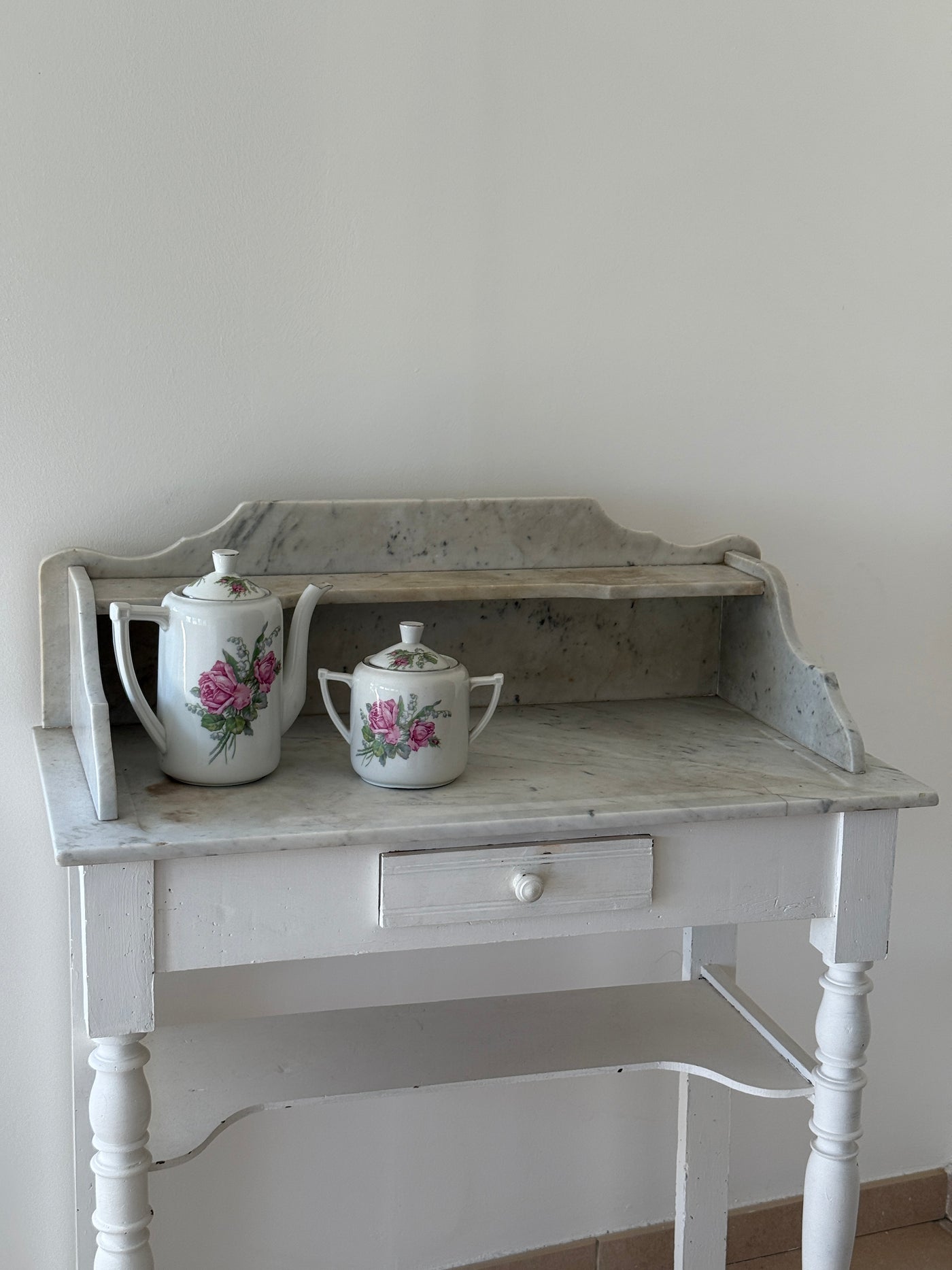 Bureau coiffeuse en bois et marbre shabby chic