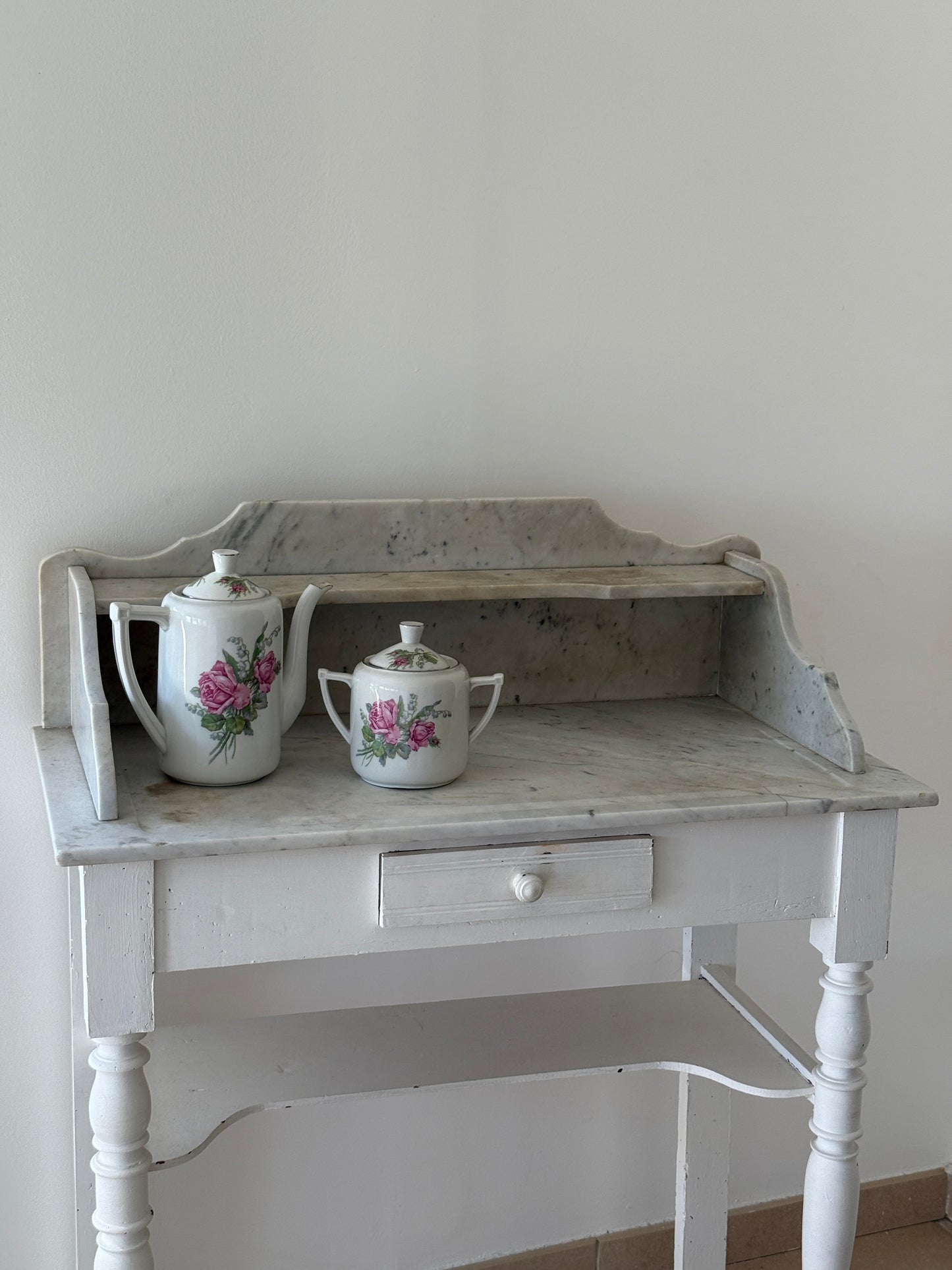 Bureau coiffeuse en bois et marbre shabby chic