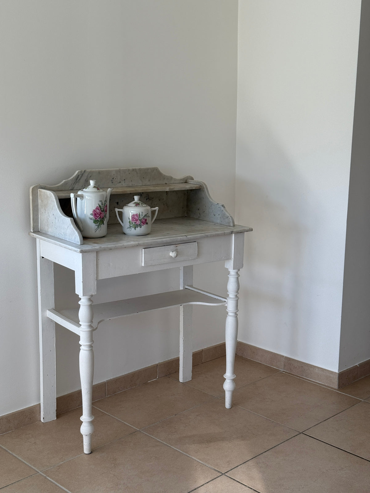 Bureau coiffeuse en bois et marbre shabby chic