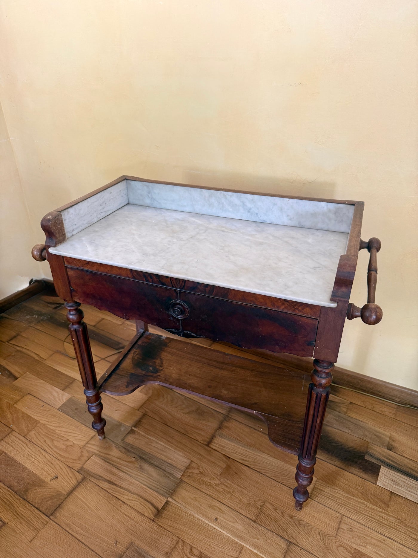 Bureau coiffeuse en bois et marbre