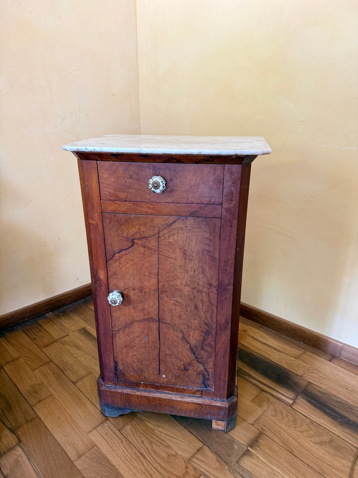Table d'appoint en bois et marbre poignées en céramique