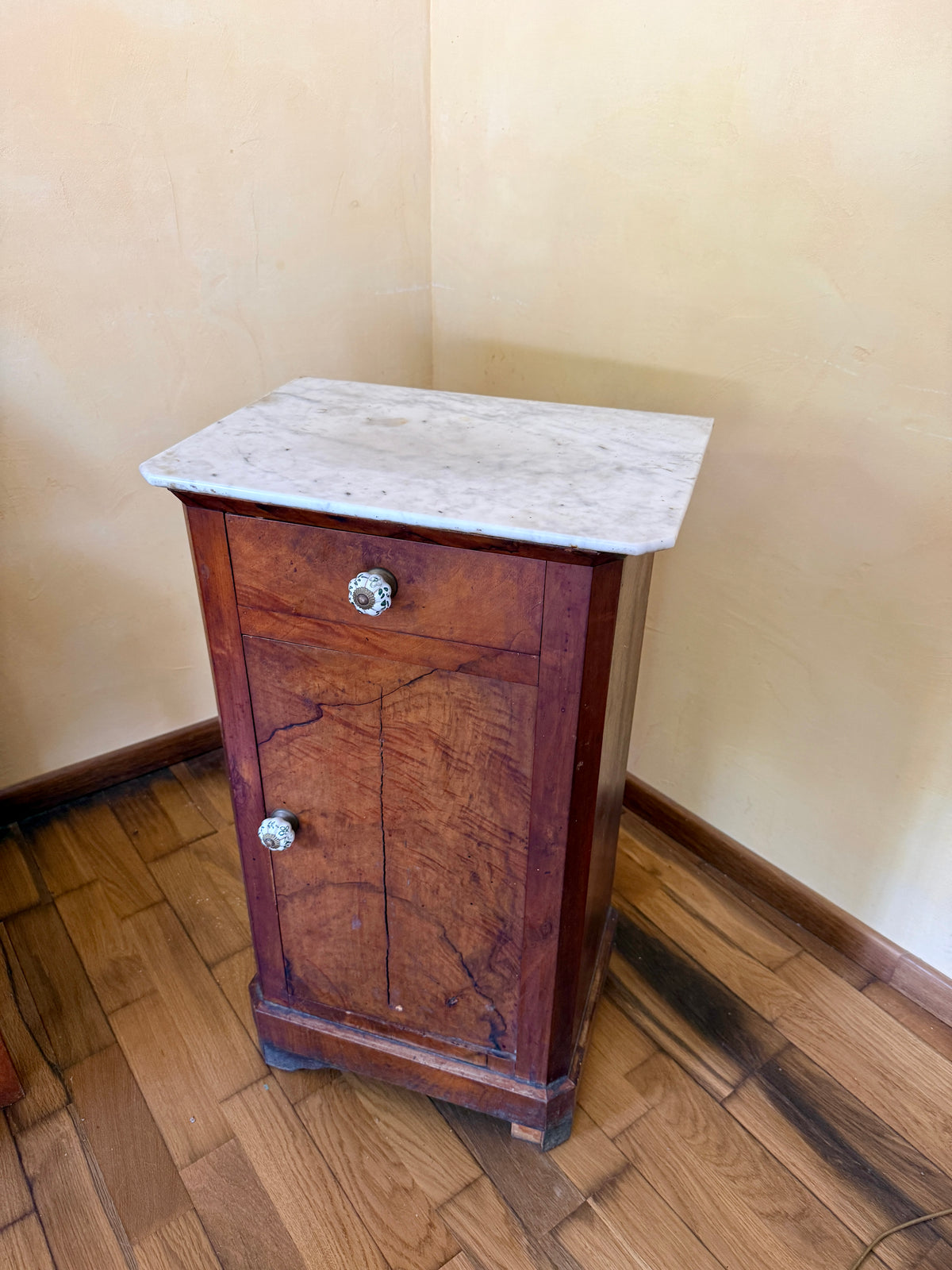 Table d'appoint en bois et marbre poignées en céramique