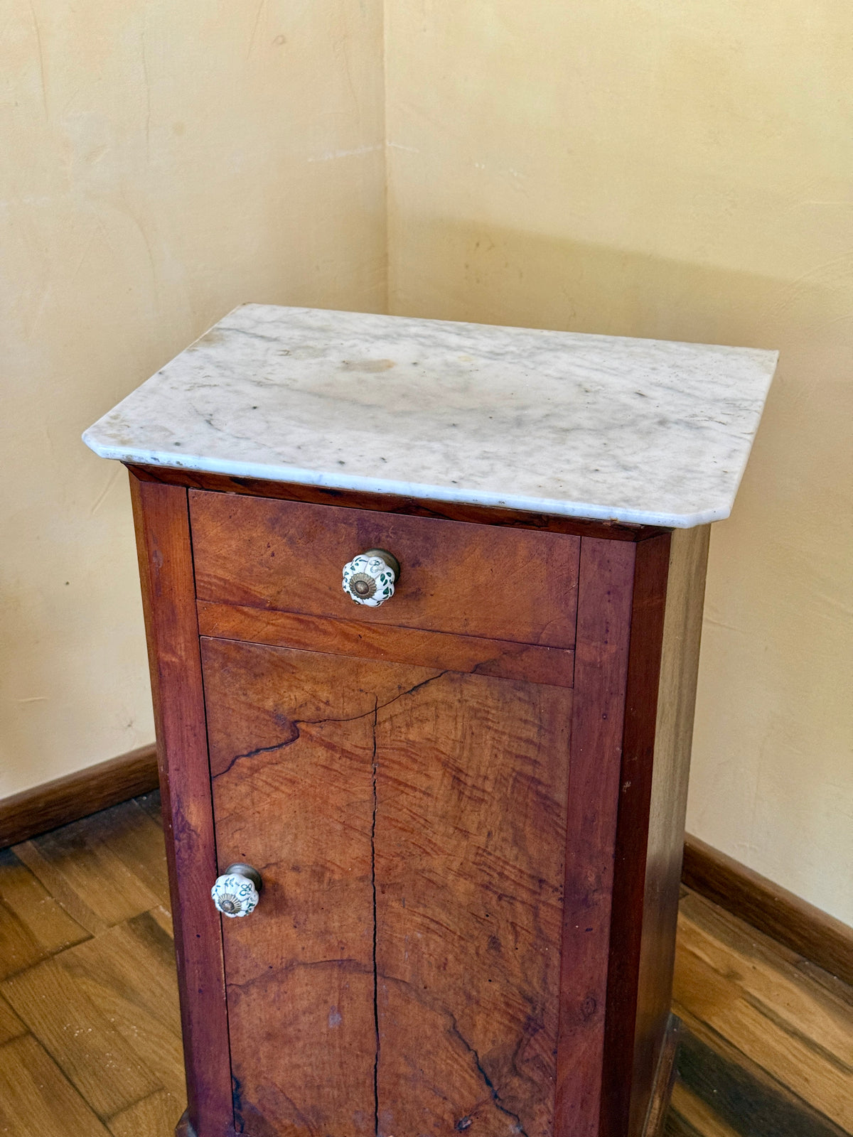 Table d'appoint en bois et marbre poignées en céramique