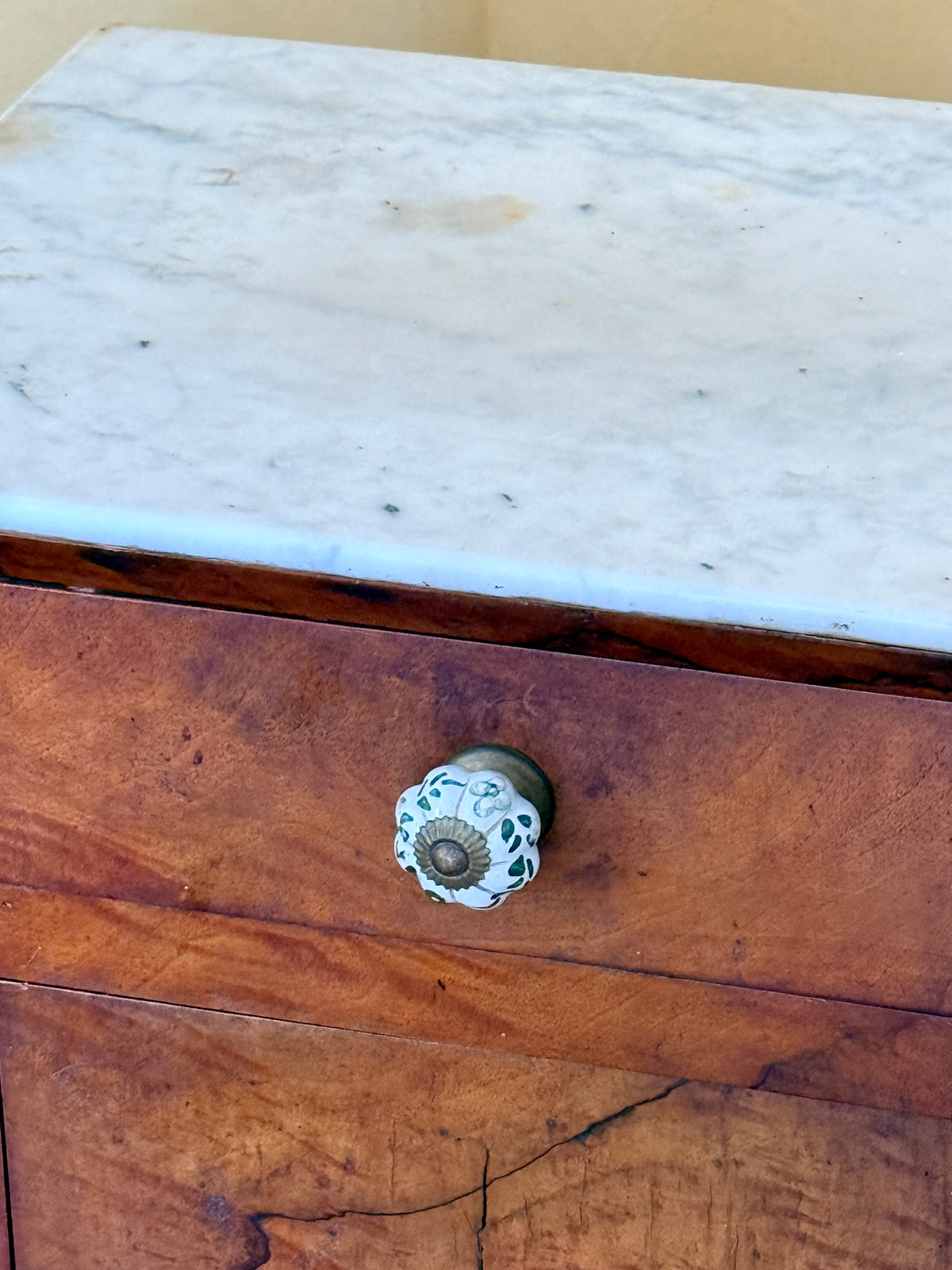 Table d'appoint en bois et marbre poignées en céramique