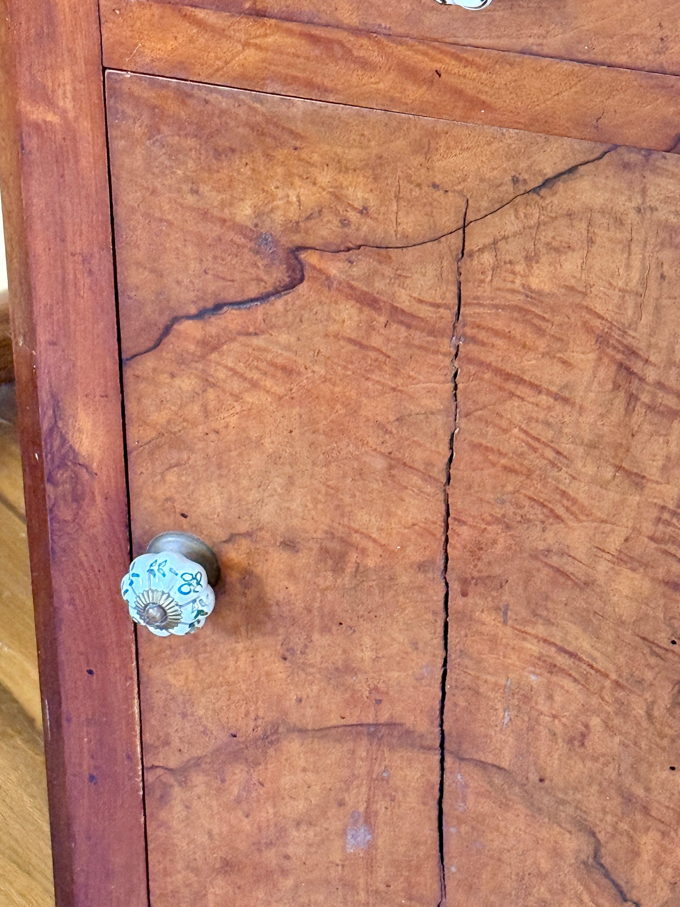 Table d'appoint en bois et marbre poignées en céramique