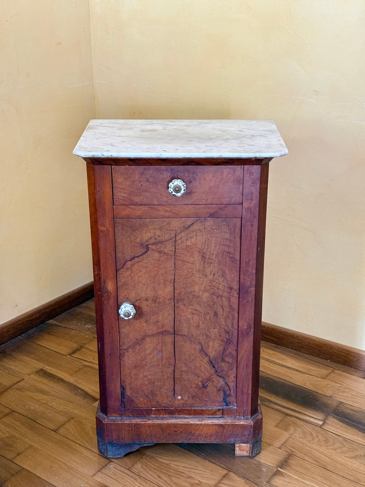 Table d'appoint en bois et marbre poignées en céramique