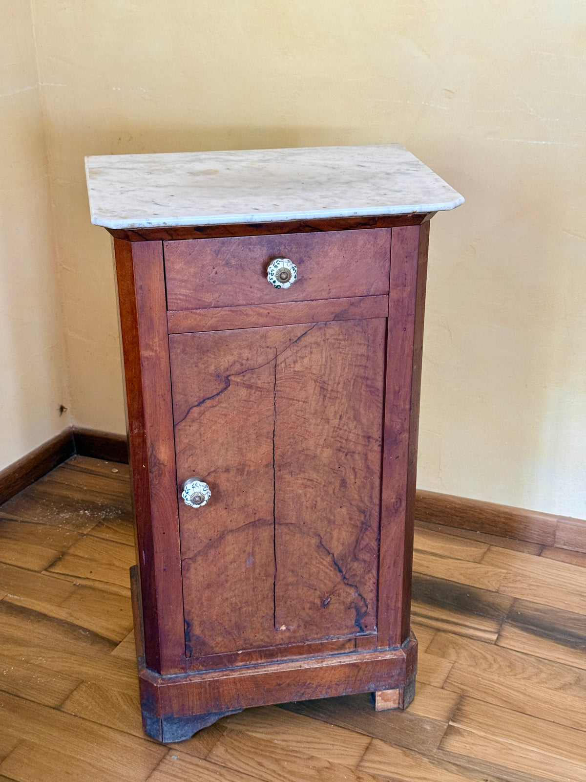 Table d'appoint en bois et marbre poignées en céramique