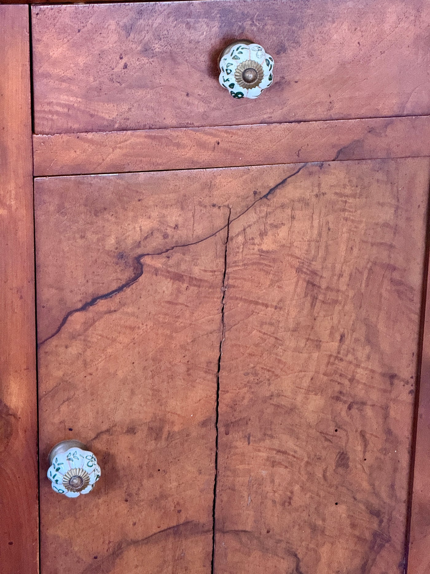 Table d'appoint en bois et marbre poignées en céramique