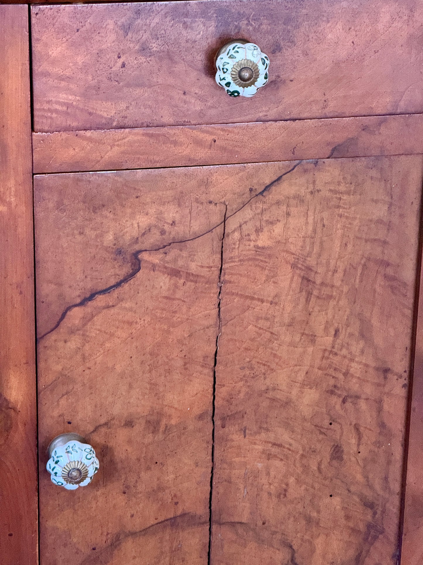 Table d'appoint en bois et marbre poignées en céramique