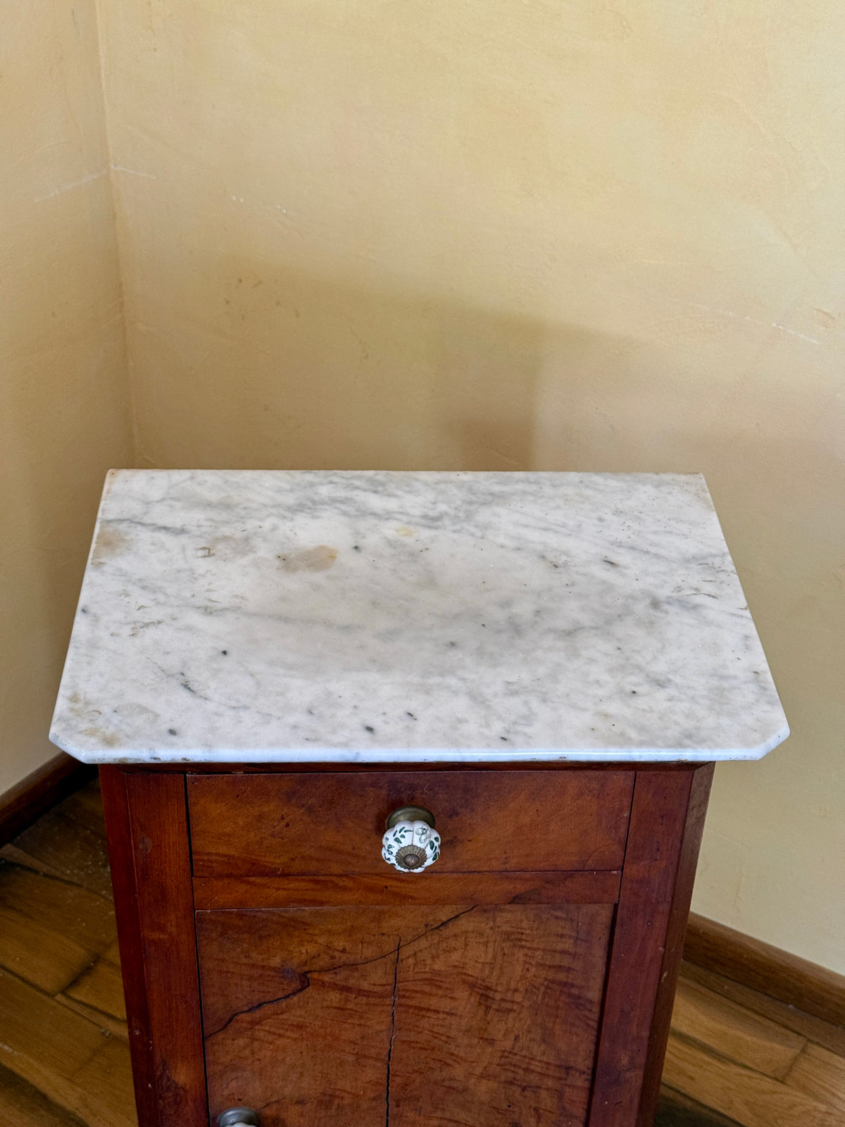Table d'appoint en bois et marbre poignées en céramique