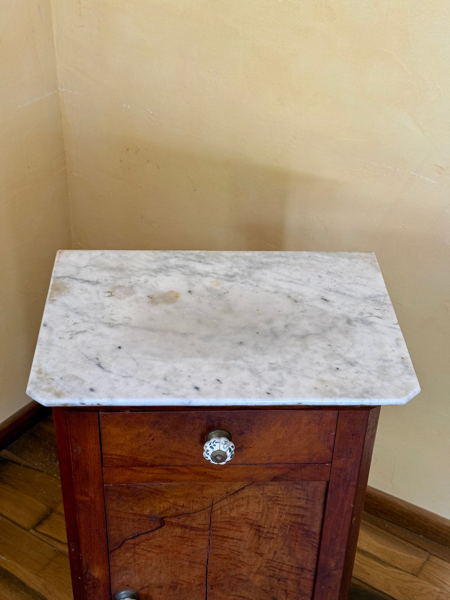 Table d'appoint en bois et marbre poignées en céramique