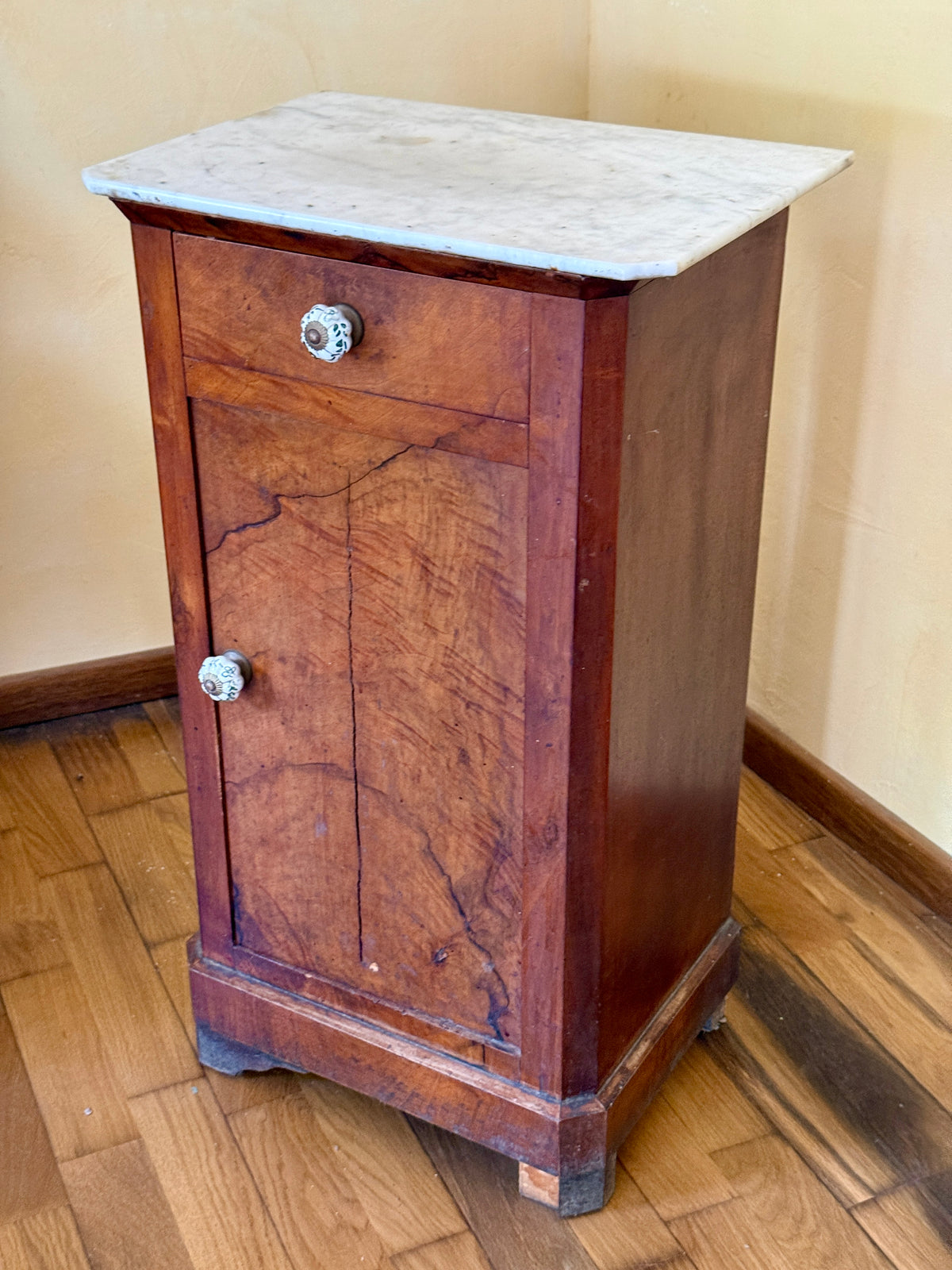 Table d'appoint en bois et marbre poignées en céramique