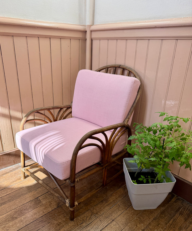 Fauteuil en rotin Razzia avec coussin beige, assise confortable et design artisanal, image montrant le fauteuil en détail.