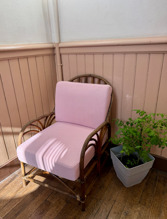 Fauteuil en rotin Razzia avec coussin beige, assise confortable et design naturel, vue de face.