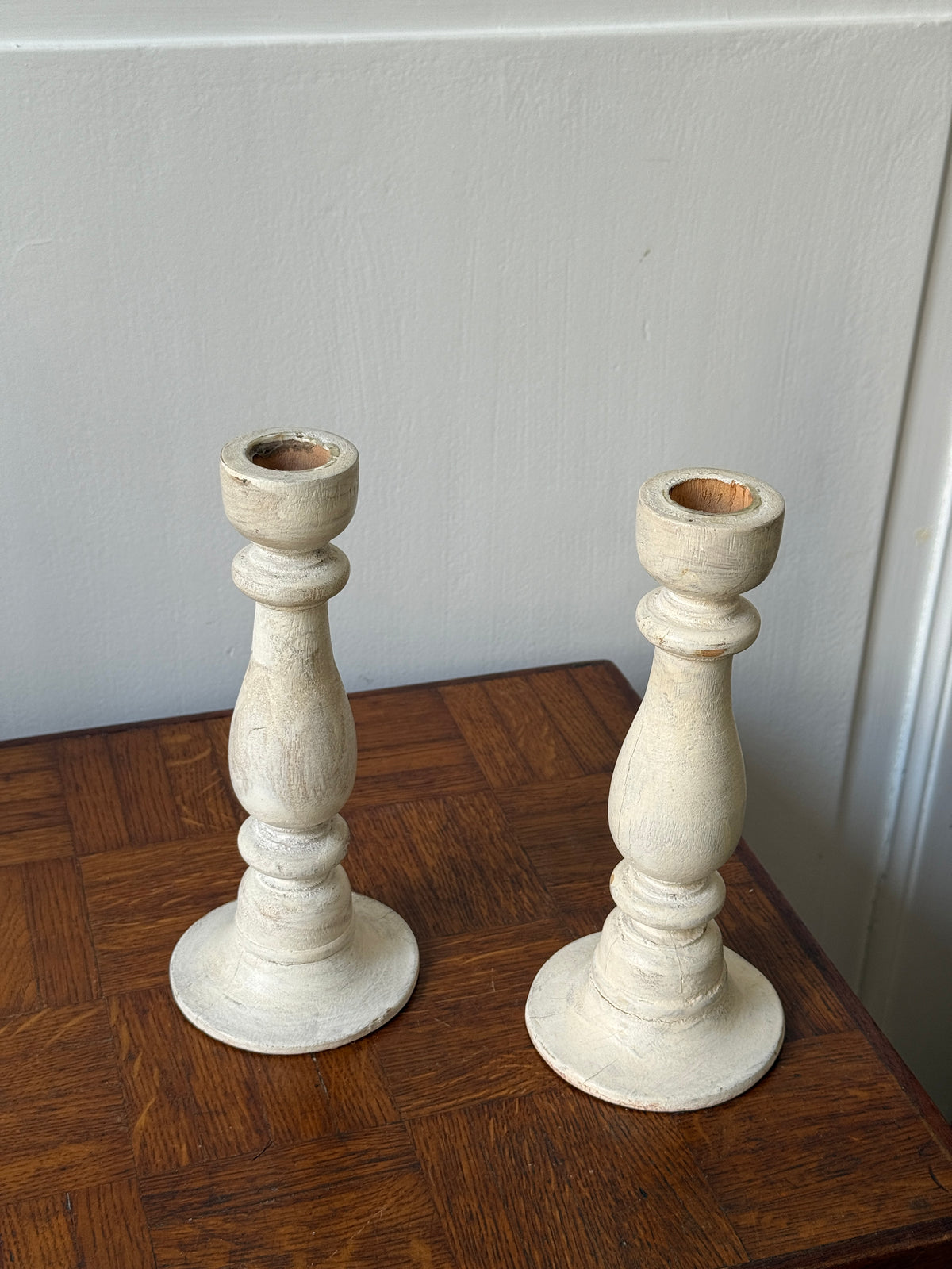 Paire de bougeoirs en bois blanc