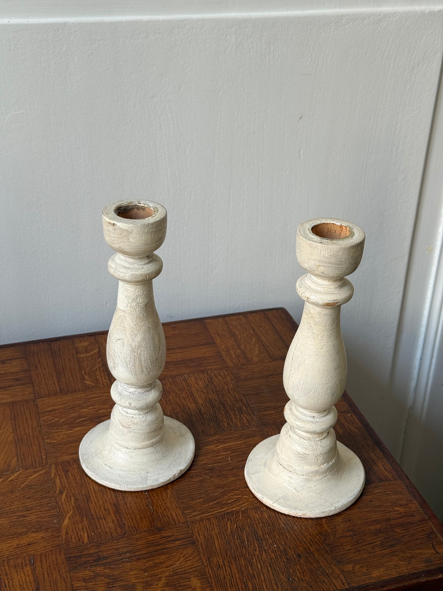 Paire de bougeoirs en bois blanc