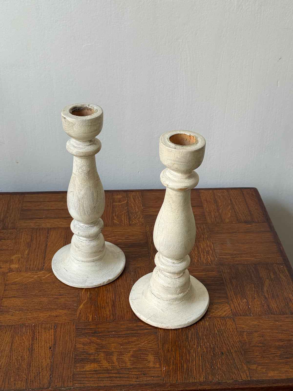 Paire de bougeoirs en bois blanc