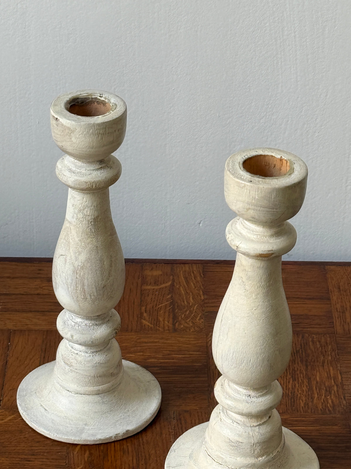Paire de bougeoirs en bois blanc