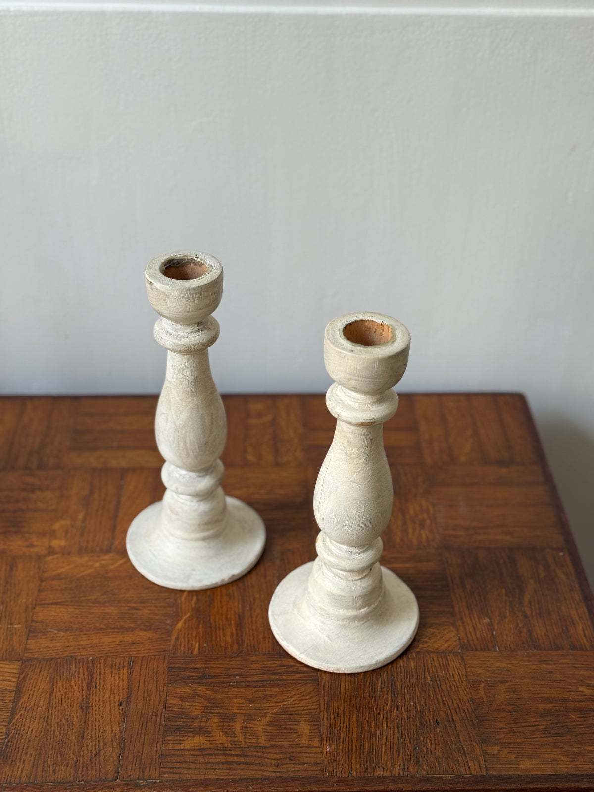 Paire de bougeoirs en bois blanc