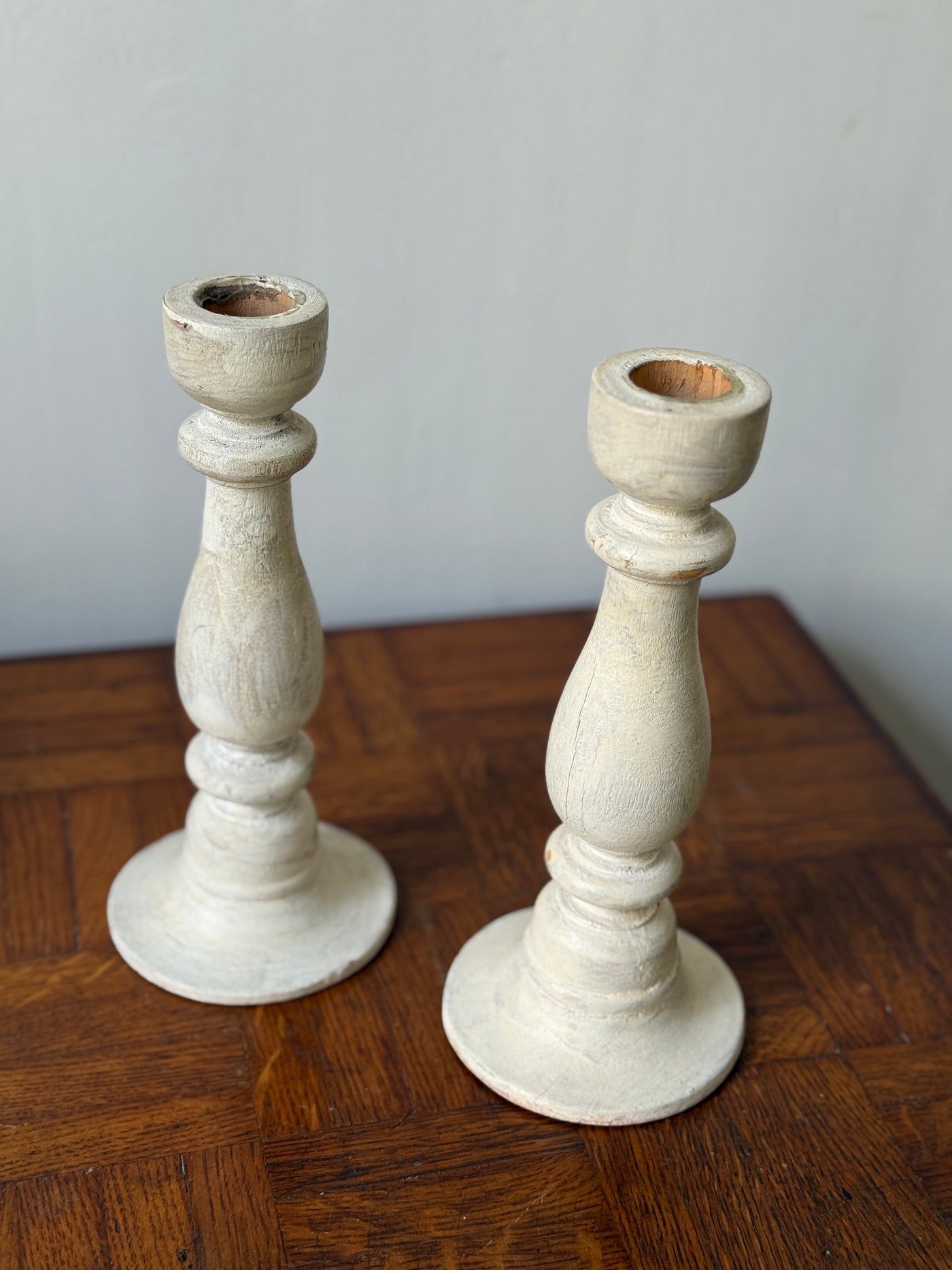 Paire de bougeoirs en bois blanc