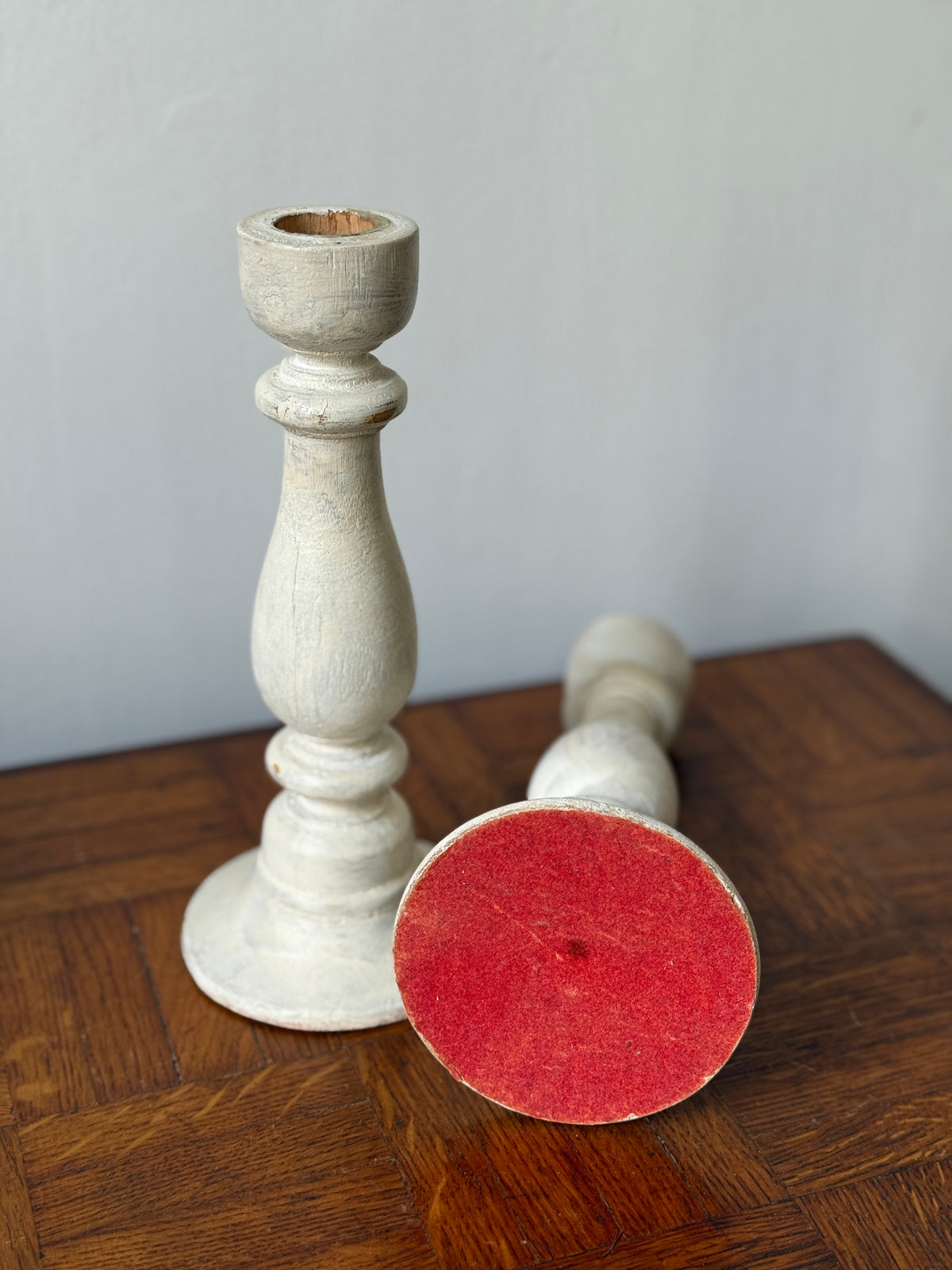 Paire de bougeoirs en bois blanc