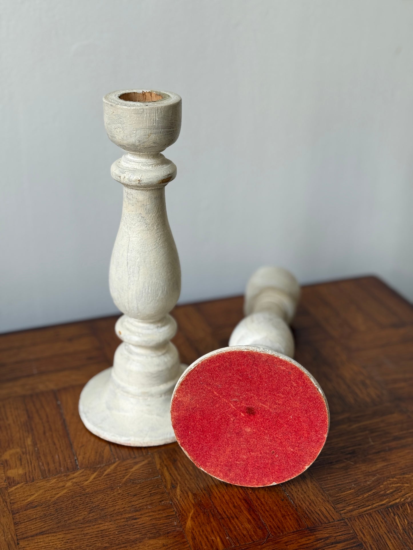 Paire de bougeoirs en bois blanc