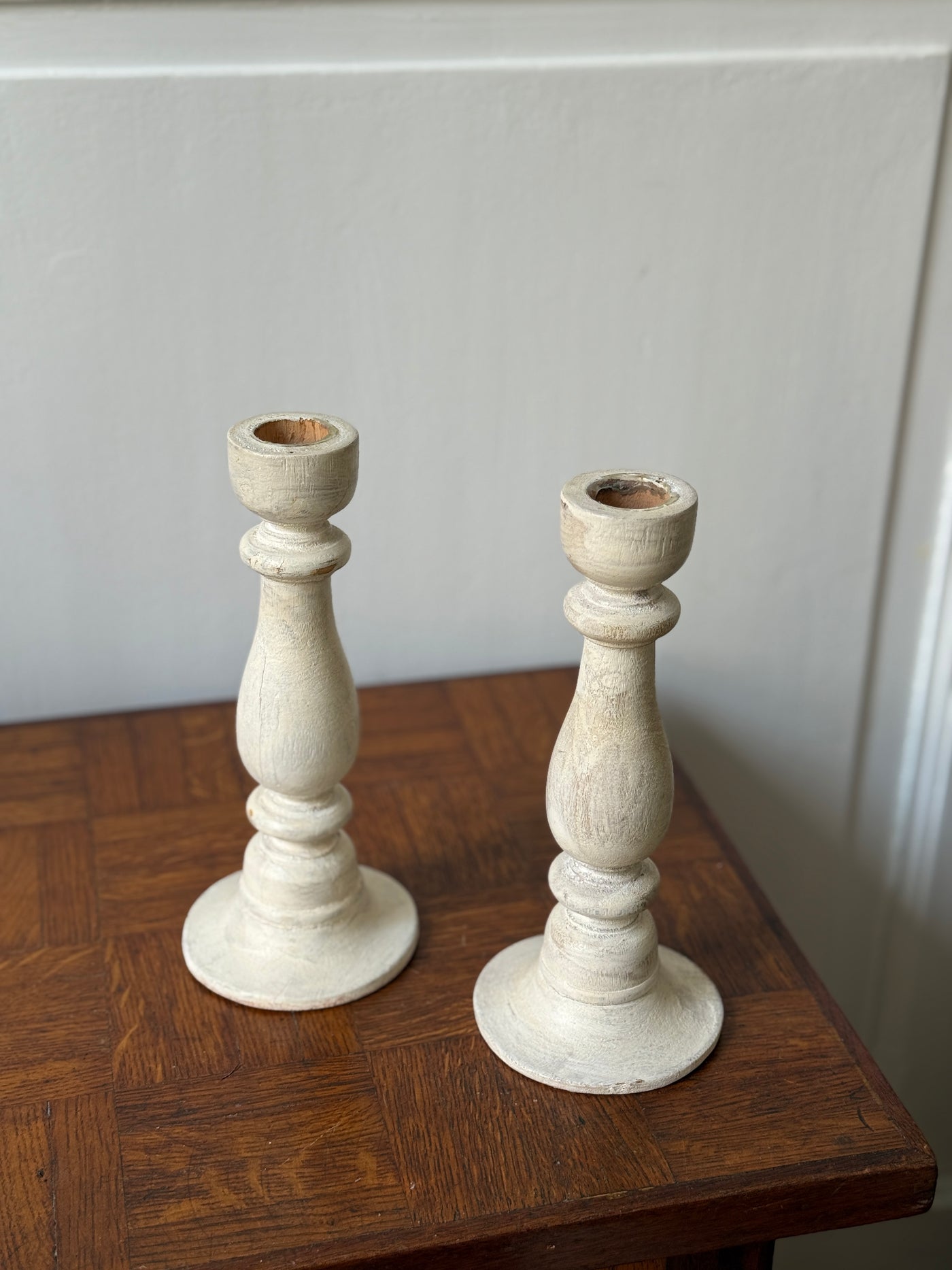 Paire de bougeoirs en bois blanc