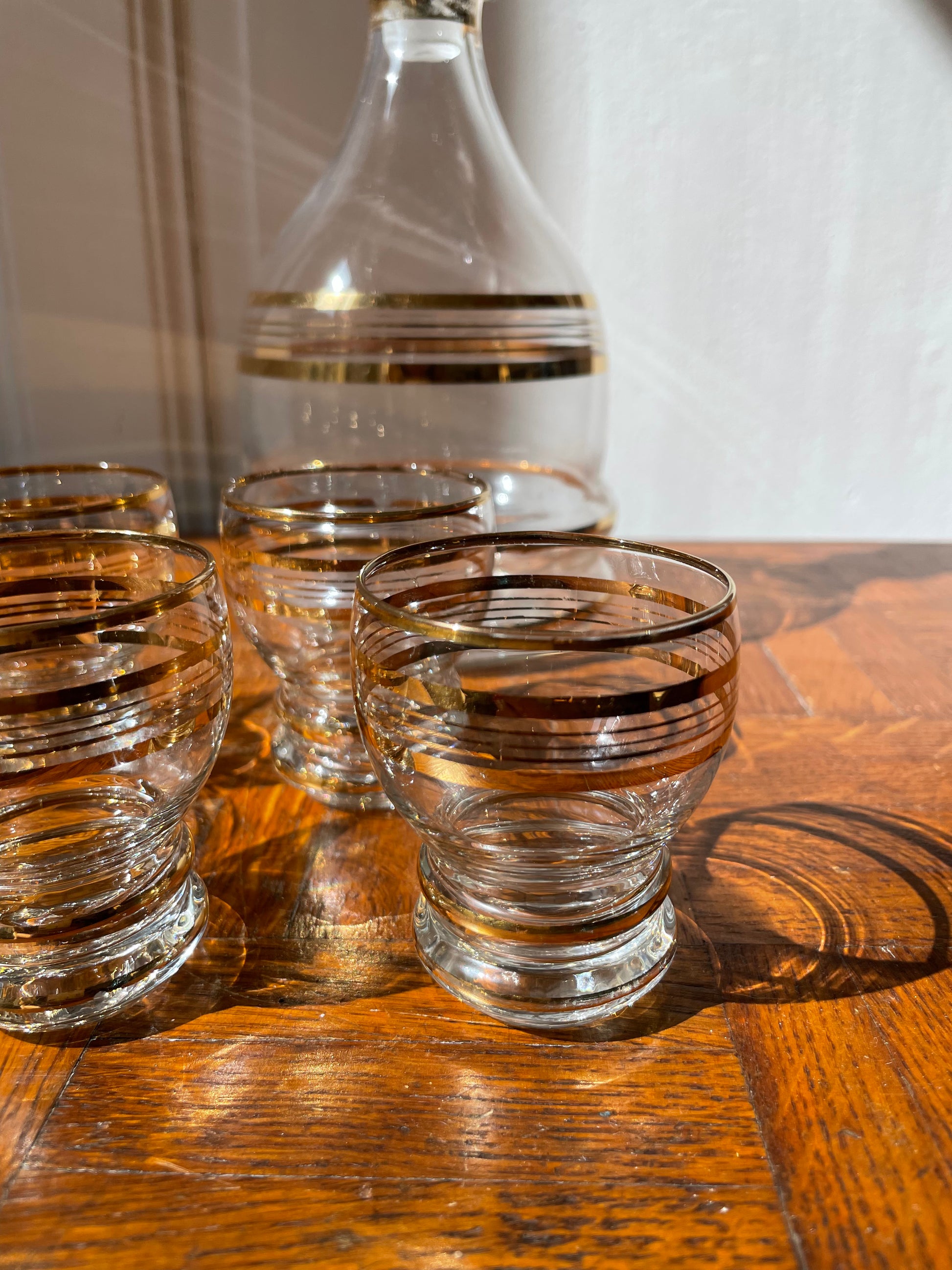 Vintage Razzia Days carafe and liqueur glasses set with clear glass and elegant design, perfect for serving spirits or liqueurs.