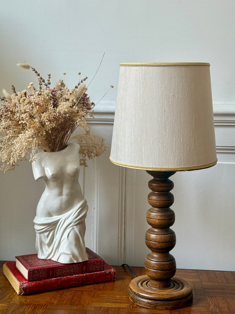 Pied de lampe en bois tourné Razzia, design artisanal avec fini lisse, pour décoration intérieure élégante.