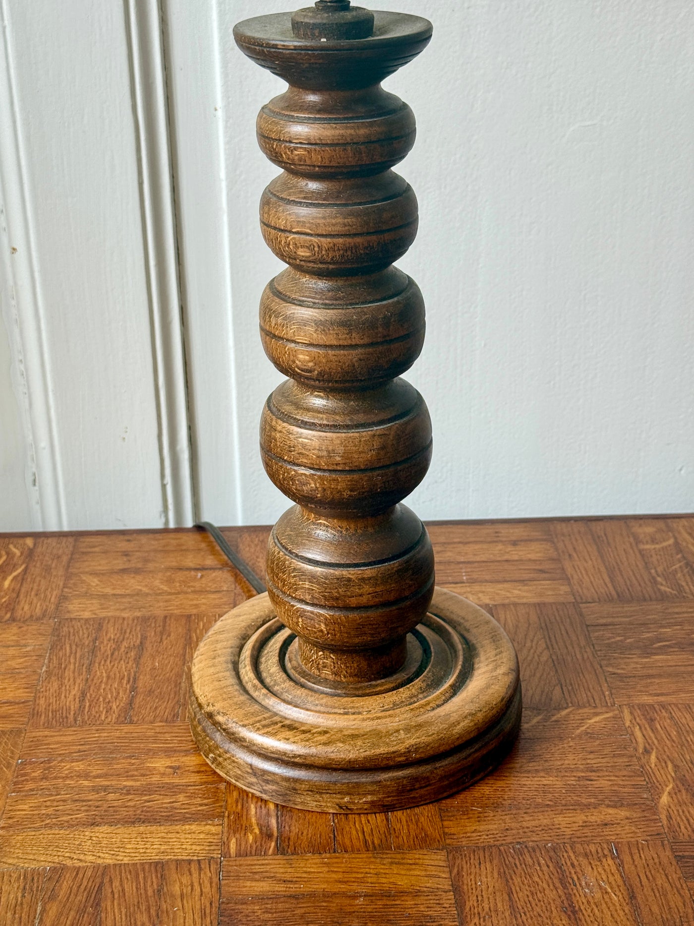 Pied de lampe en bois tourné