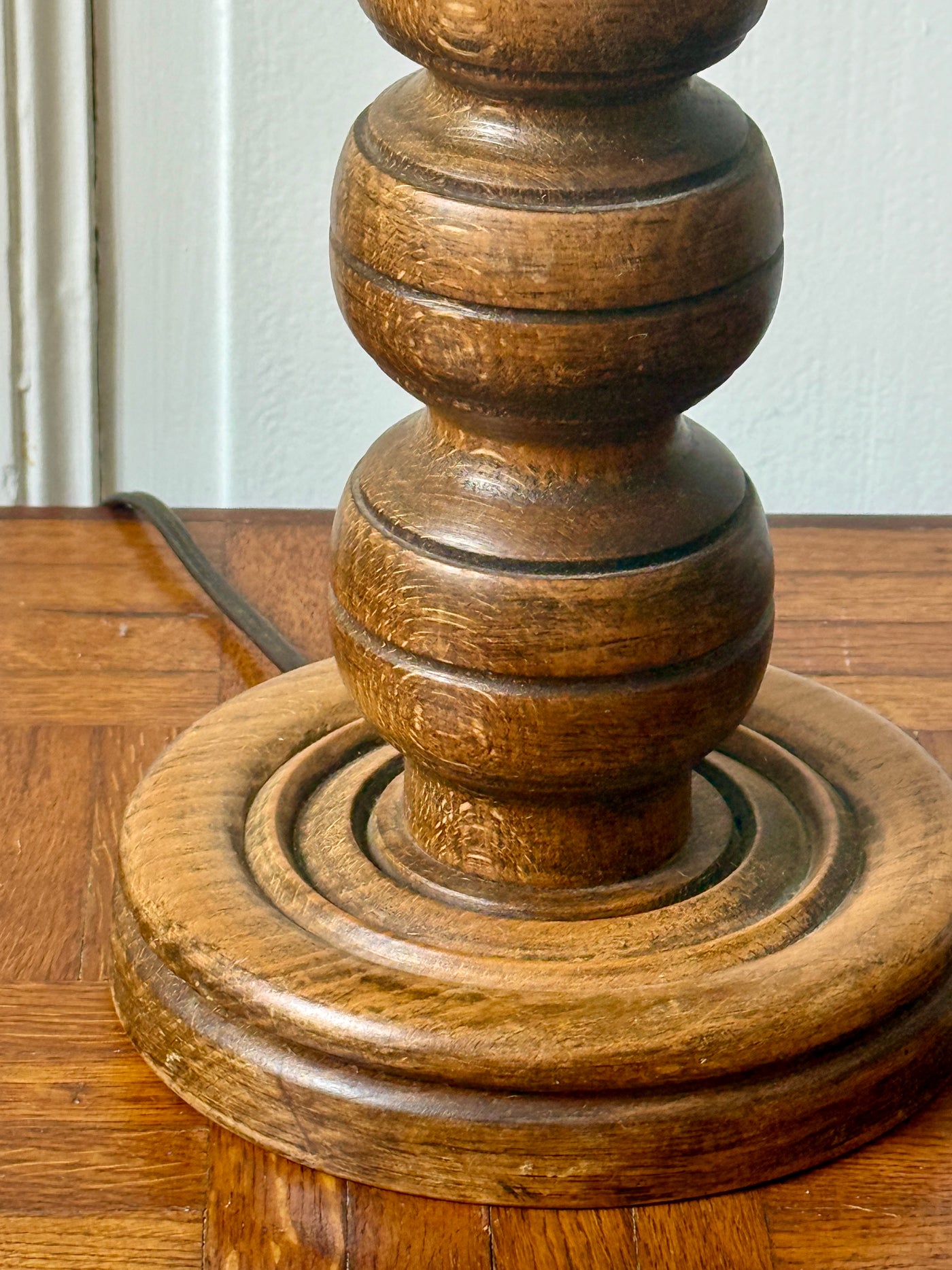 Pied de lampe en bois tourné