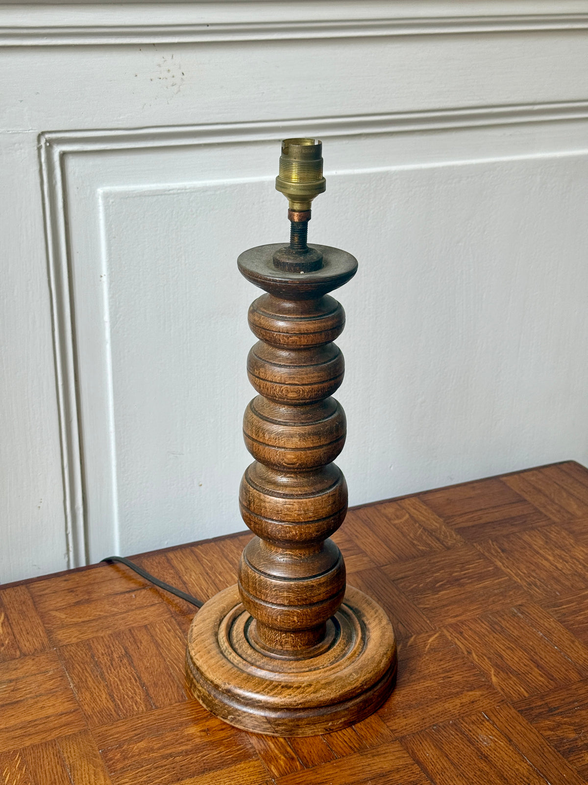 Pied de lampe en bois tourné