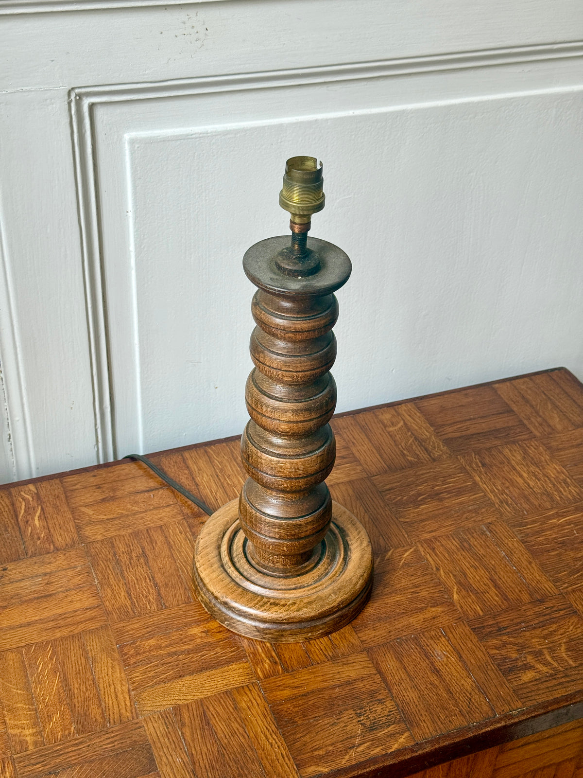 Pied de lampe en bois tourné