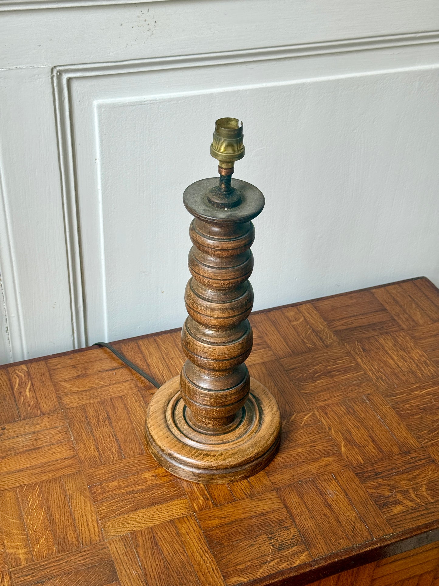 Pied de lampe en bois tourné