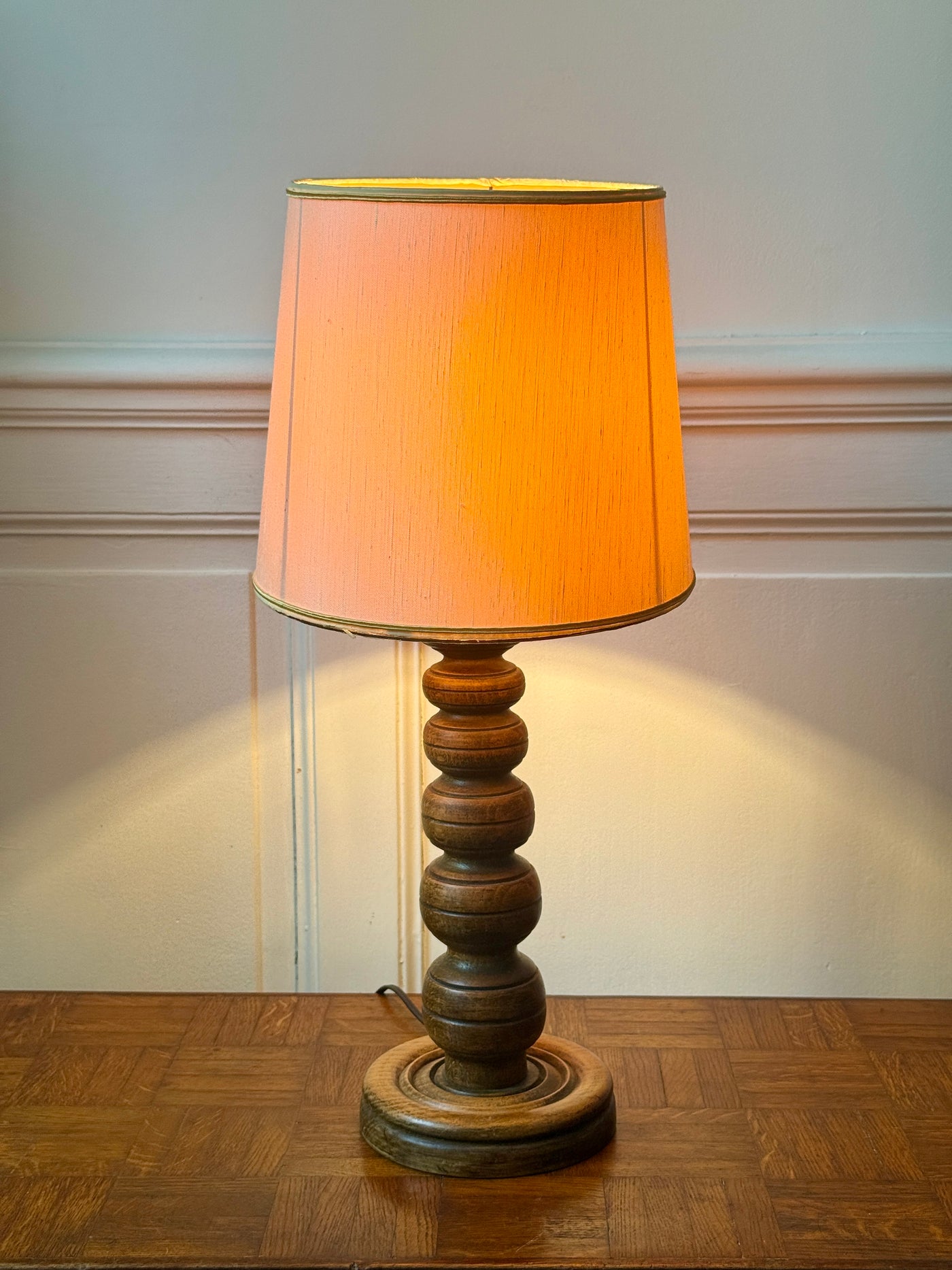 Pied de lampe en bois tourné