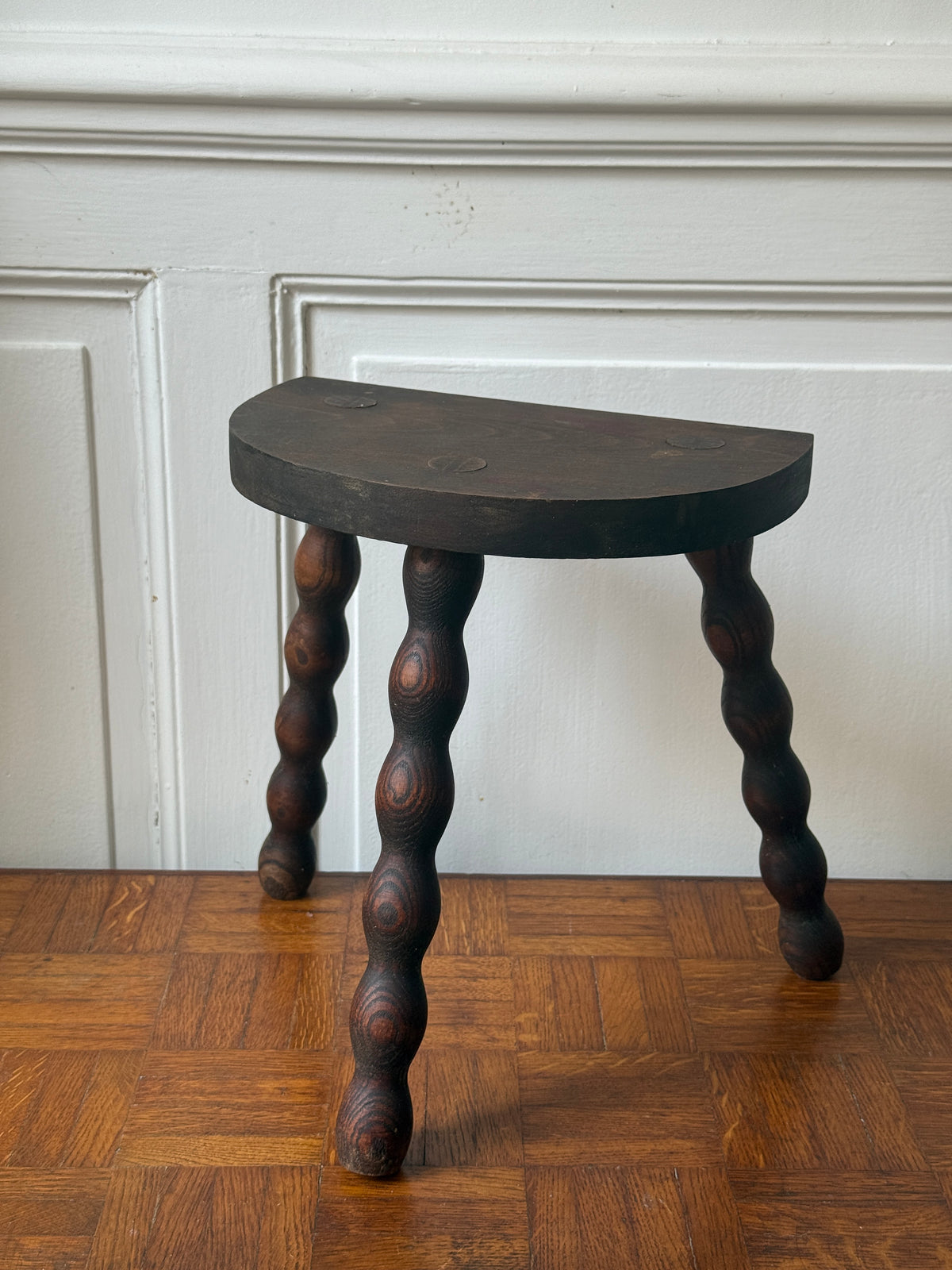 Tabouret tripode en bois tourné