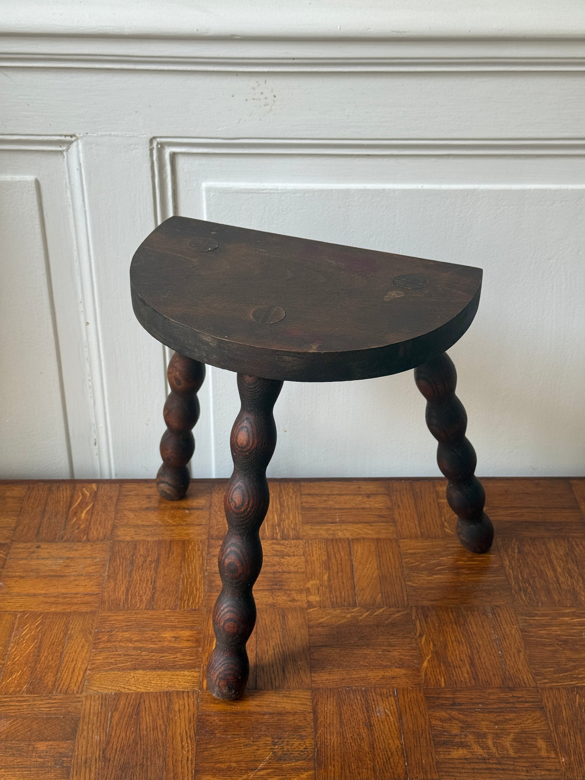 Tabouret tripode en bois tourné