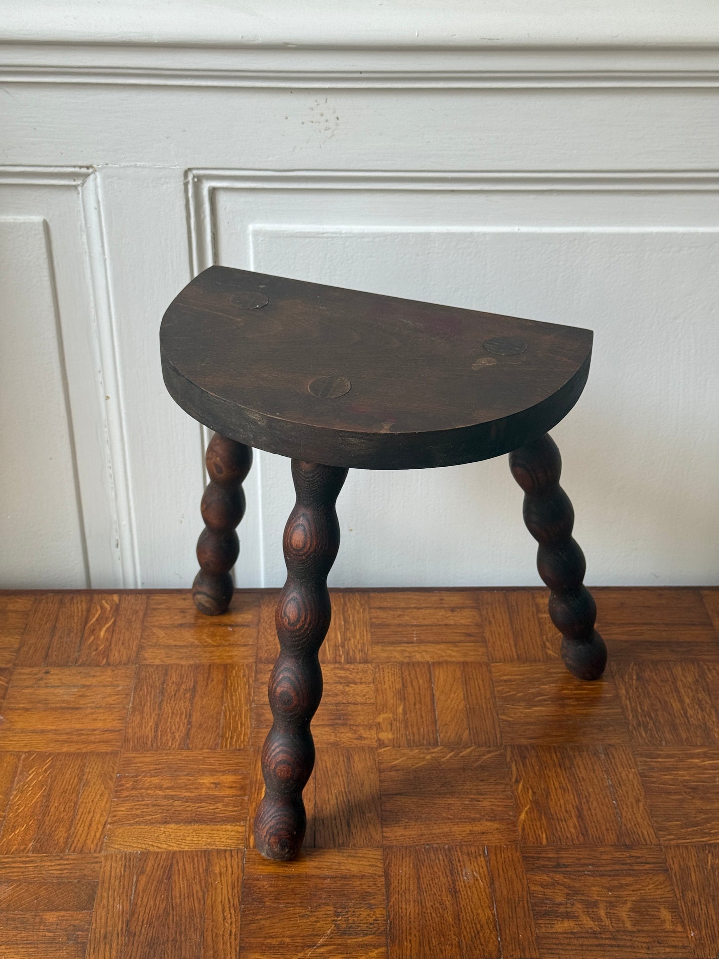 Tabouret tripode en bois tourné