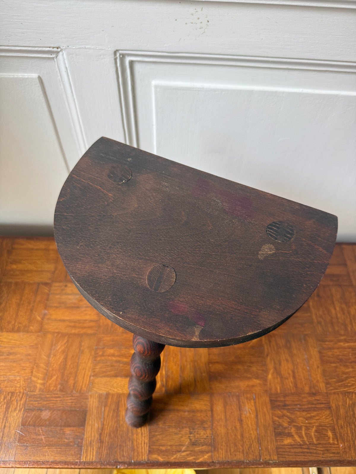 Tabouret tripode en bois tourné