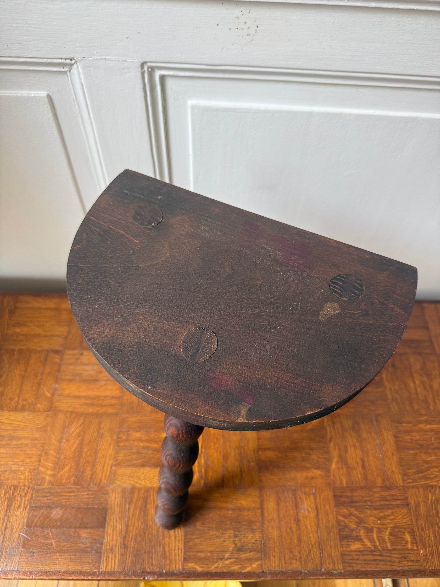 Tabouret tripode en bois tourné