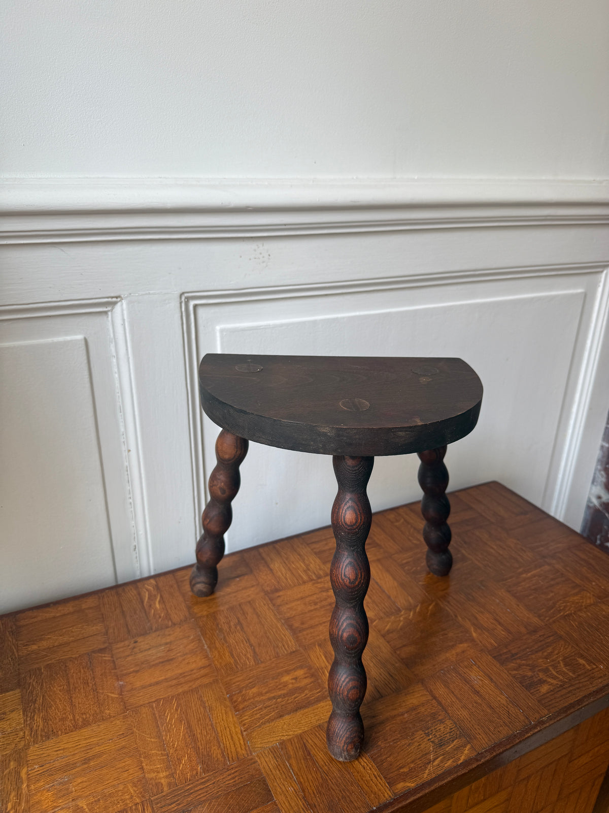 Tabouret tripode en bois tourné