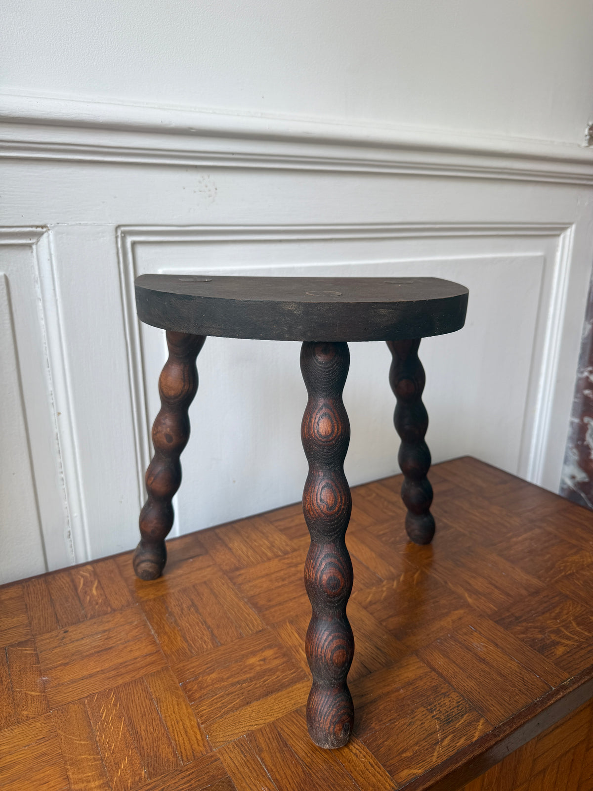Tabouret tripode en bois tourné