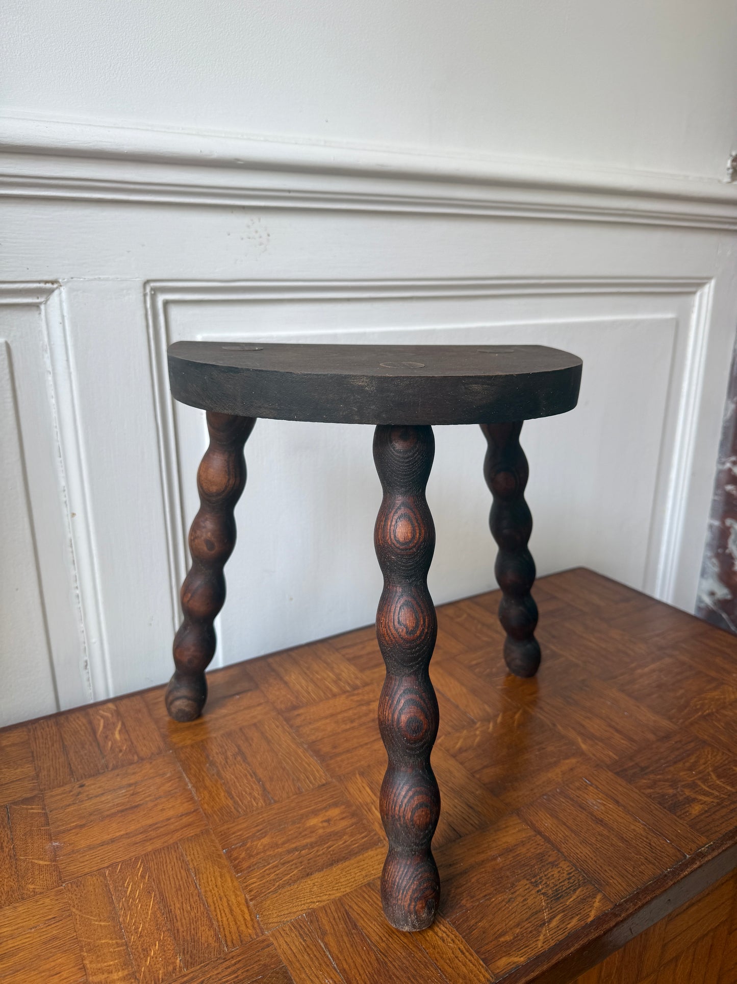 Tabouret tripode en bois tourné