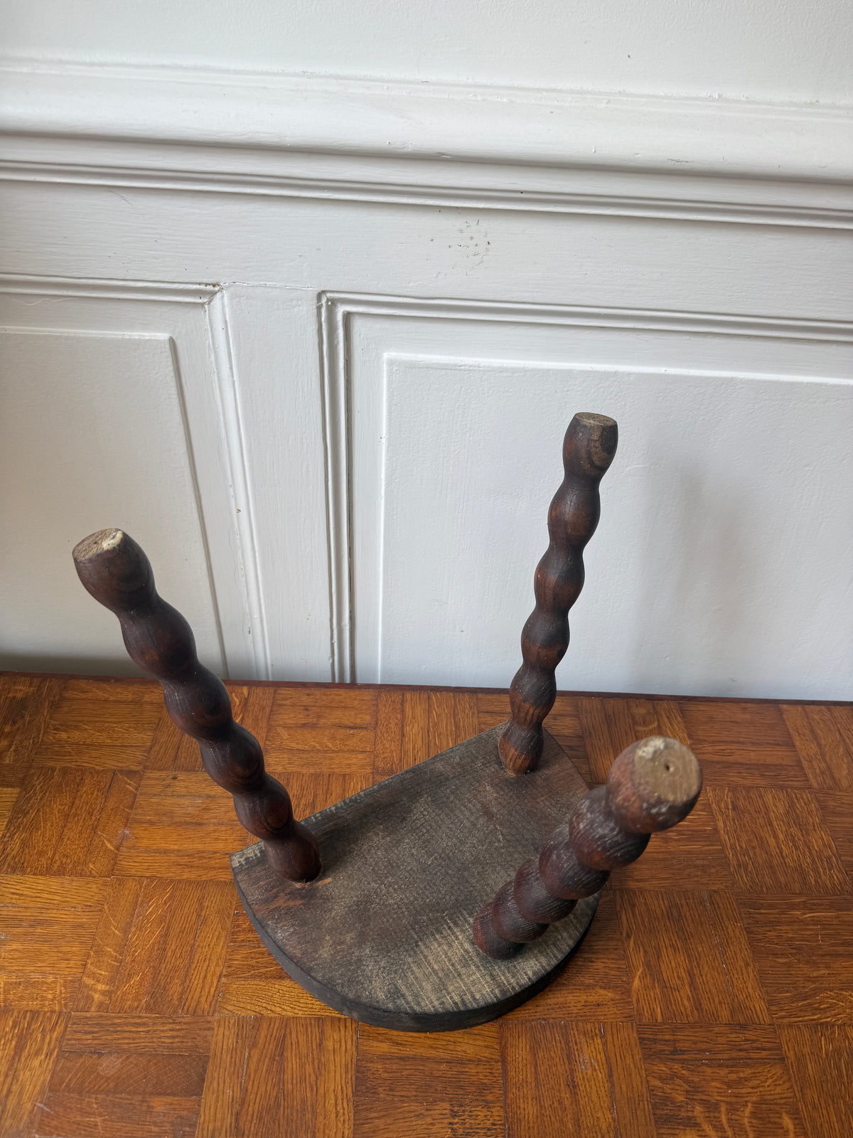 Tabouret tripode en bois tourné