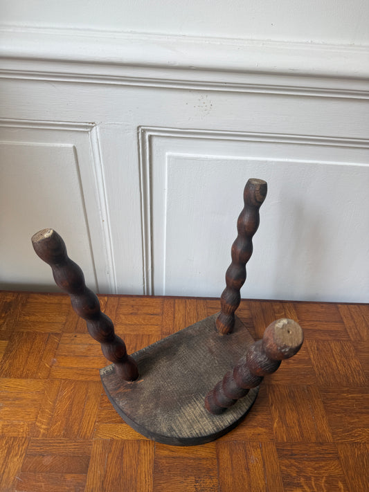 Tabouret tripode en bois tourné