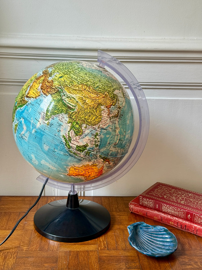 Globe terrestre lumineux Razzia Technodidattica, modèle italien, montrant les continents et l'océan en détail dans une pièce.