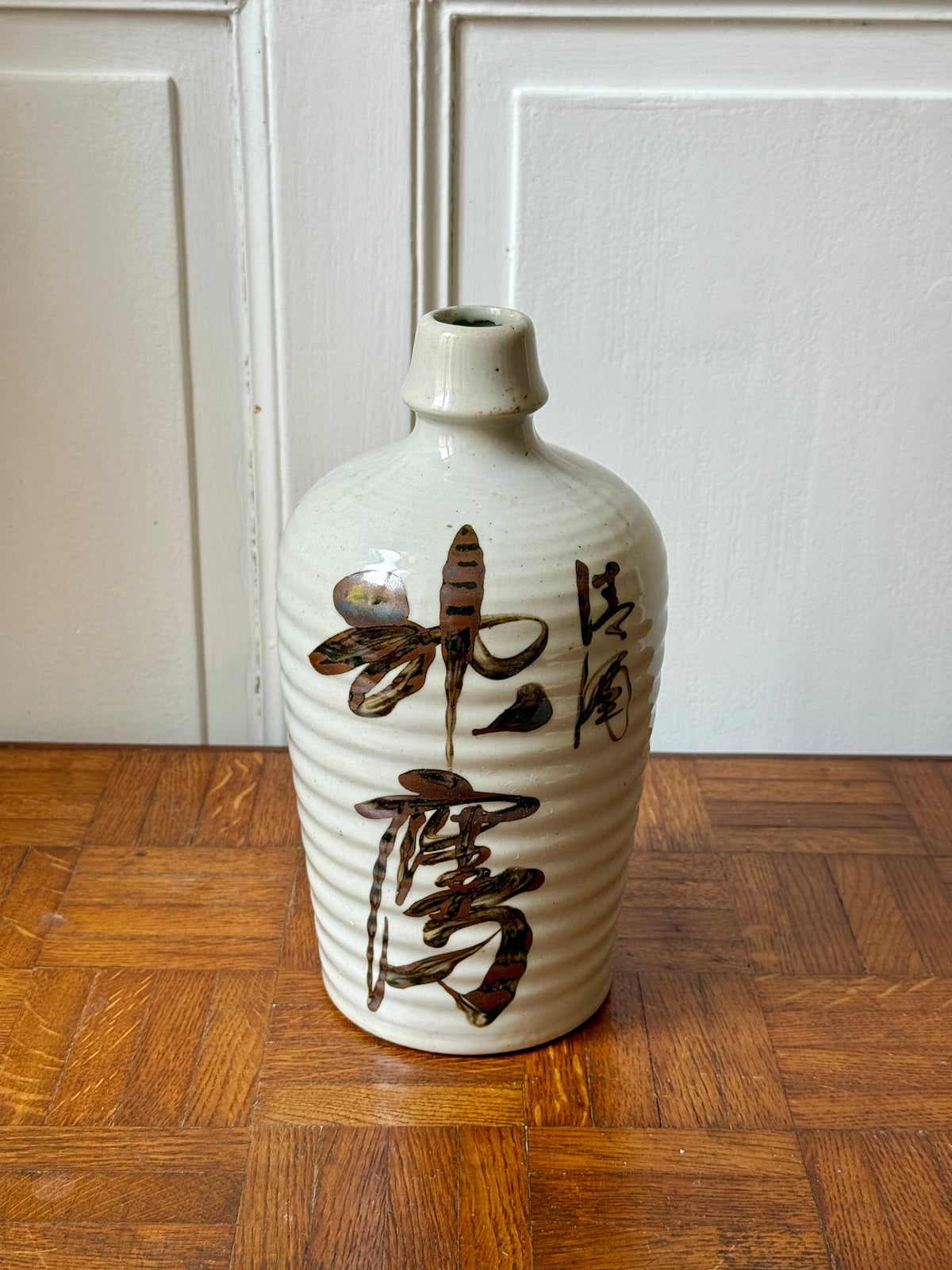 Ancienne bouteille à saké japonaise de forme tokkuri