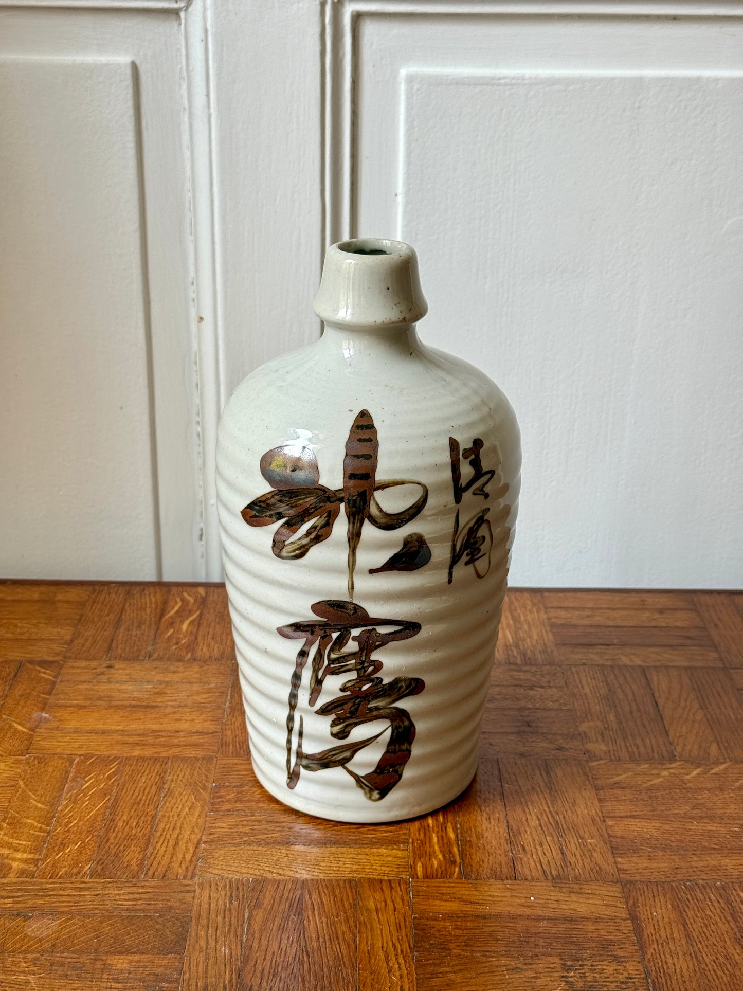 Ancienne bouteille à saké japonaise de forme tokkuri