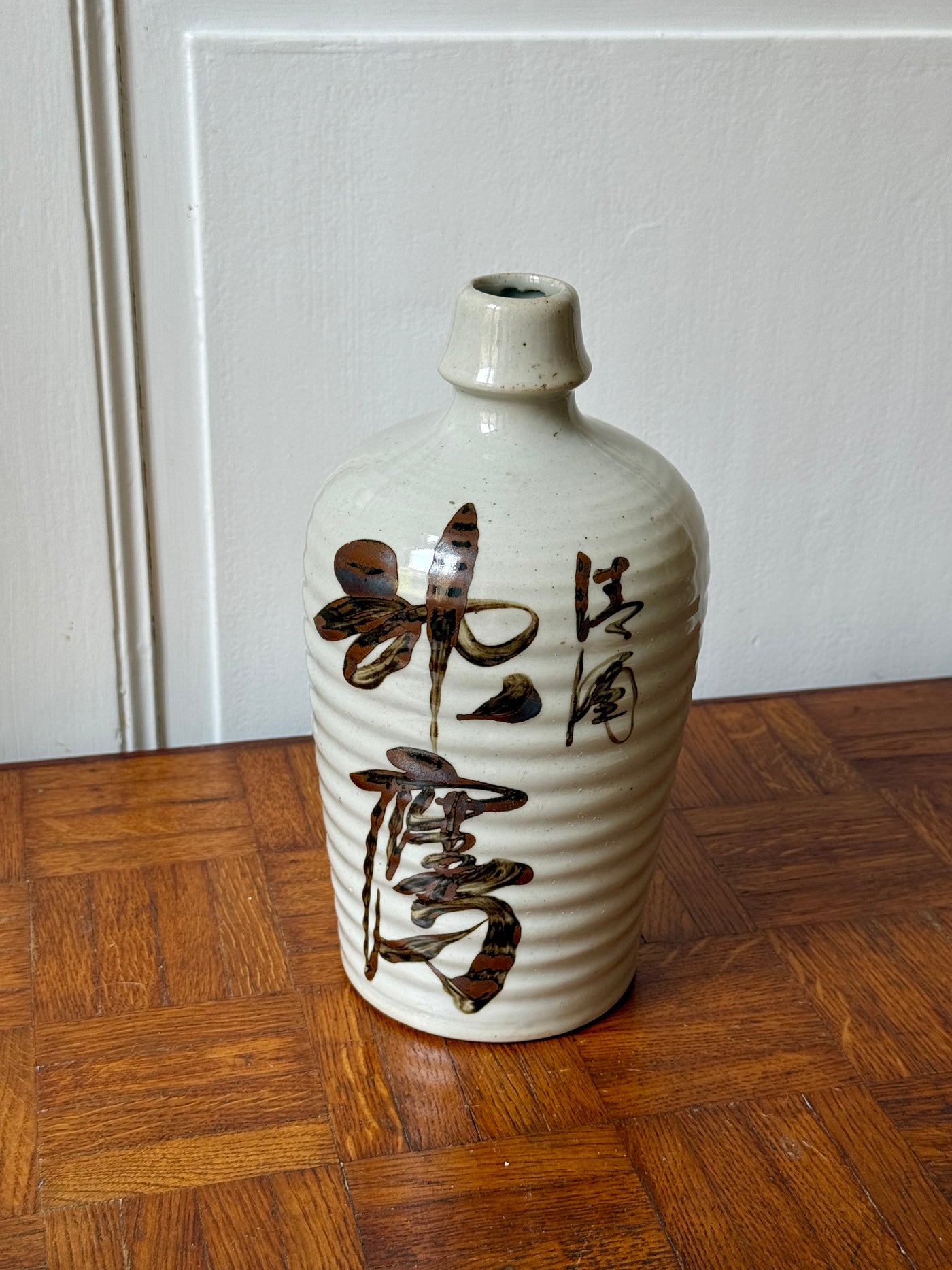 Ancienne bouteille à saké japonaise de forme tokkuri