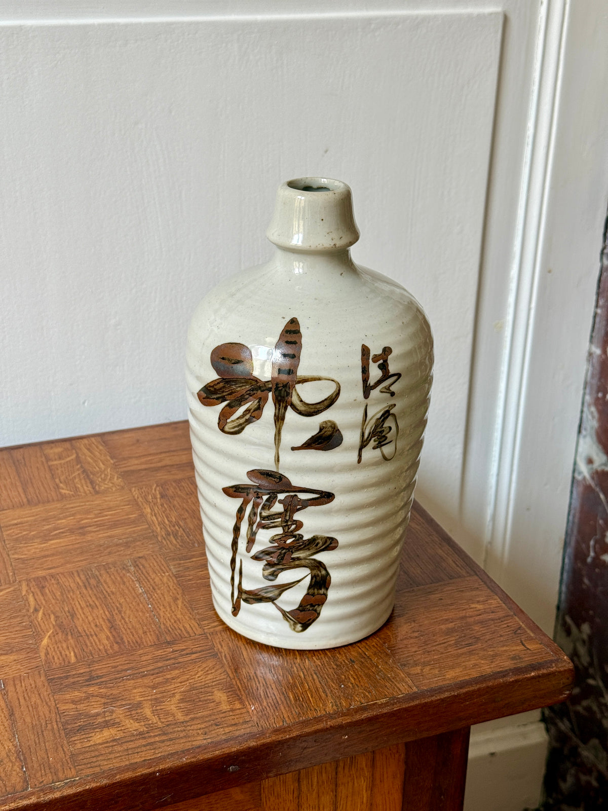 Ancienne bouteille à saké japonaise de forme tokkuri